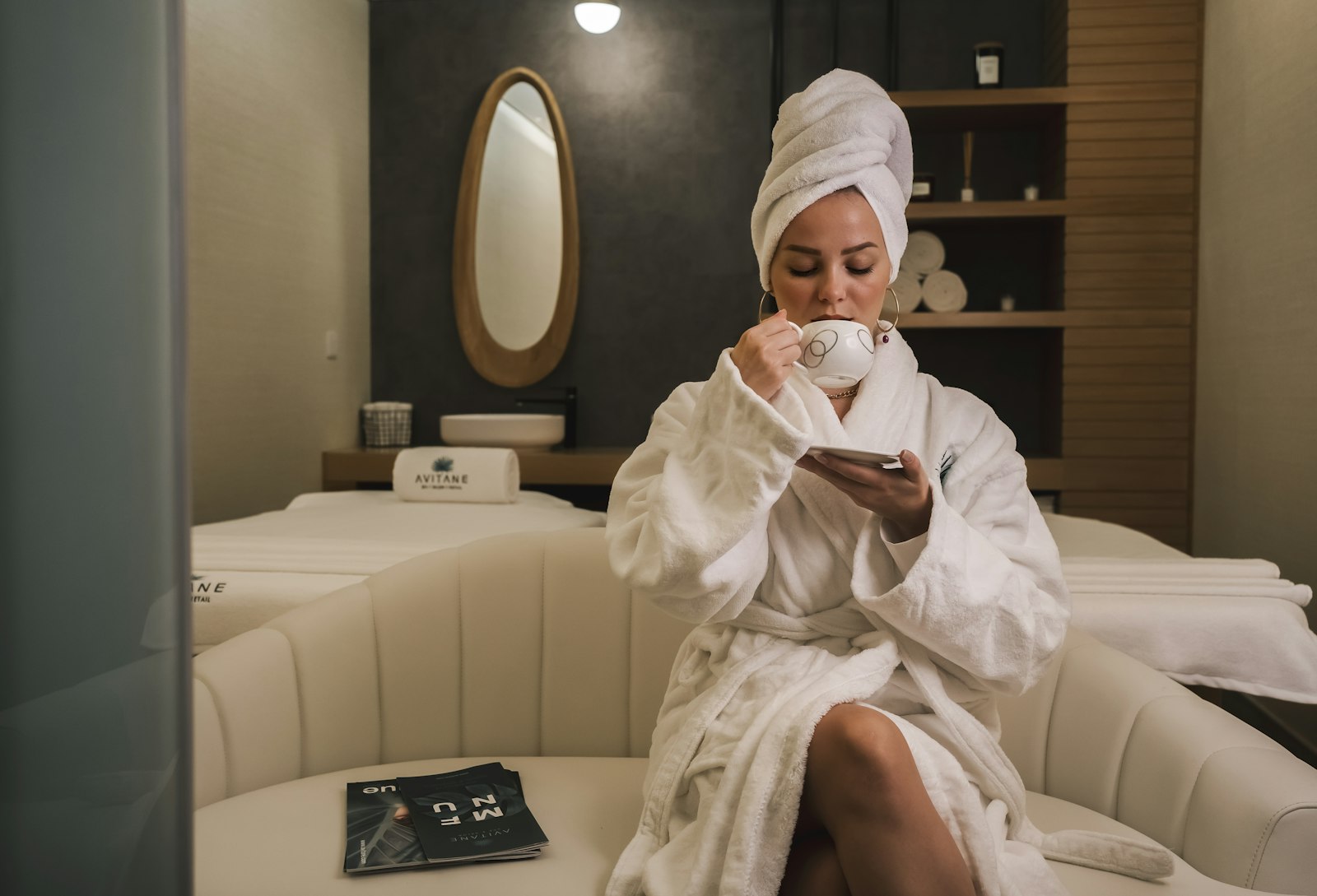 Spa dinlenme alanında bornozlu misafir