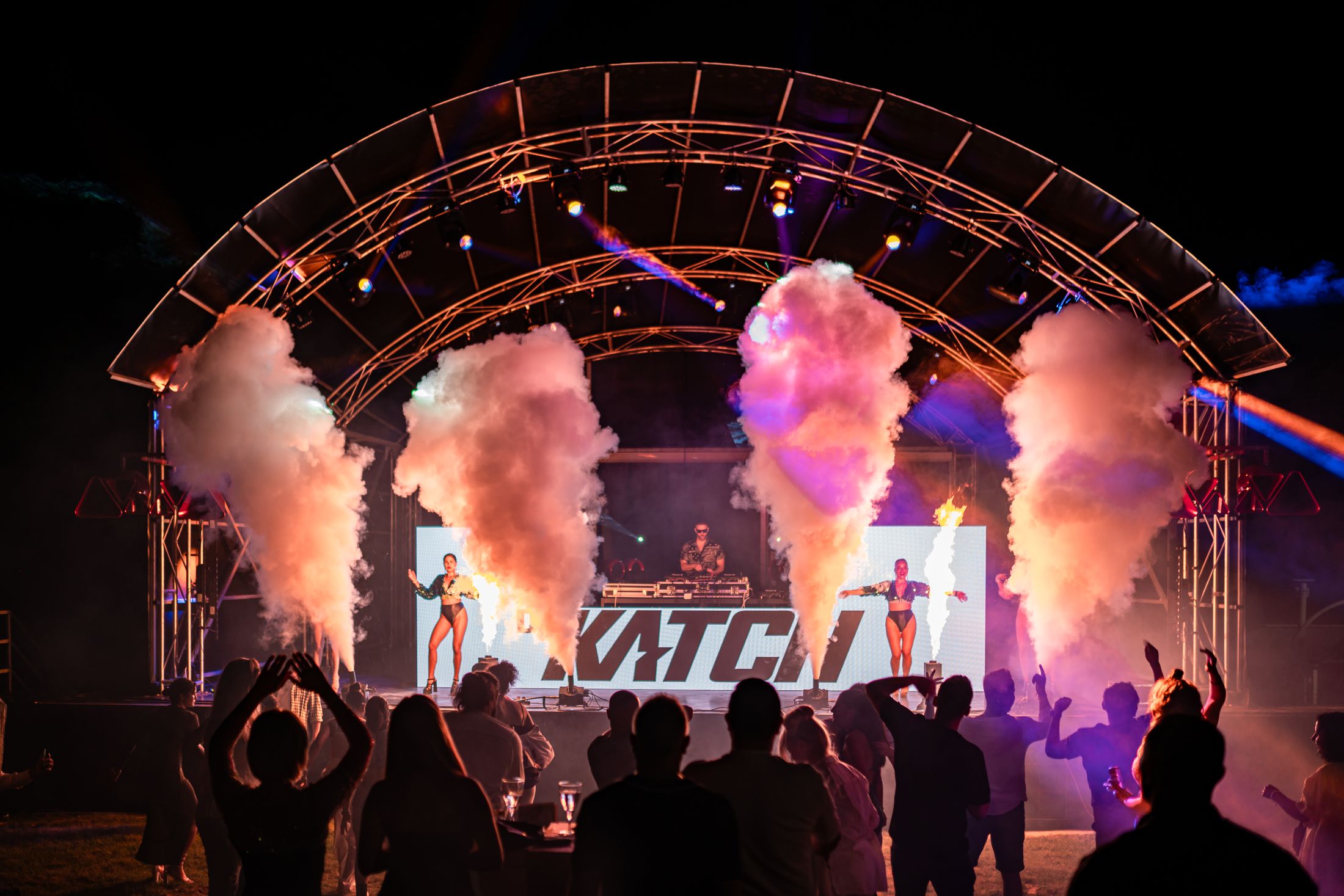 Sun Arena'da CO2 efektli DJ performansı ve kalabalık
