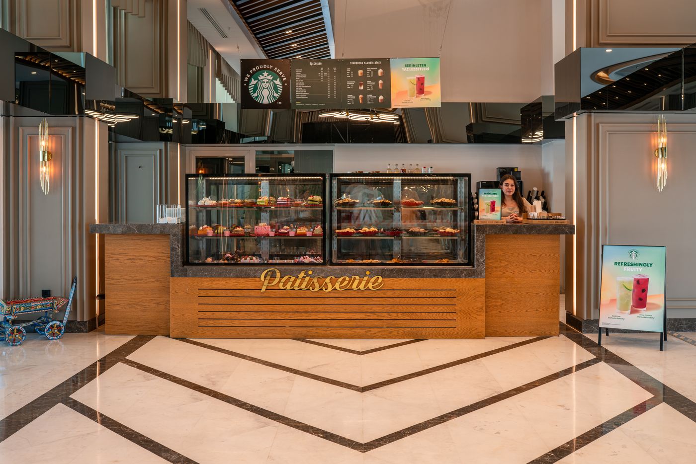 Patisserie ve Starbucks köşesi