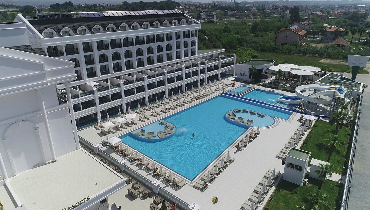 Sunthalia binası ve havuzlar, kuşbakışı