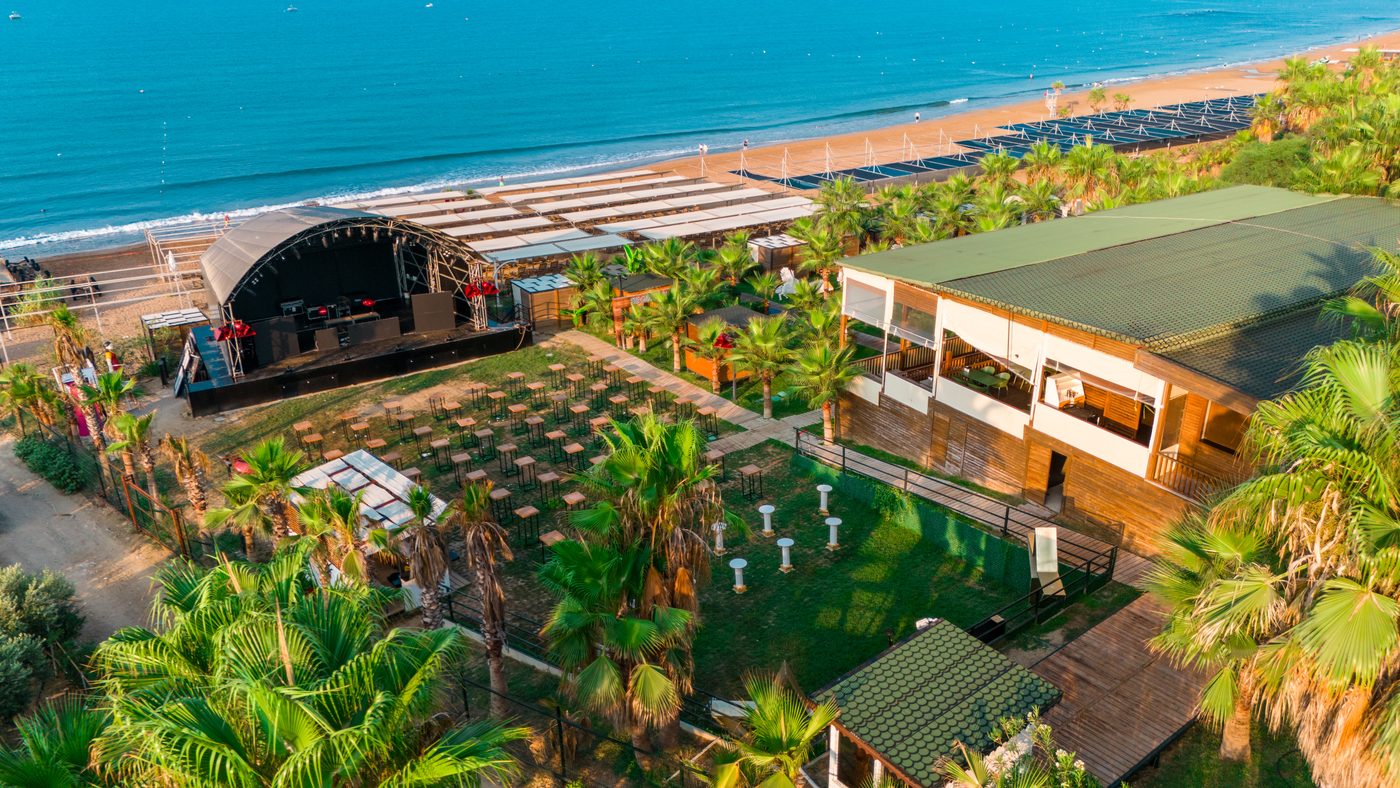 Sahildeki sahne ve Sunthalia Beach, kuşbakışı