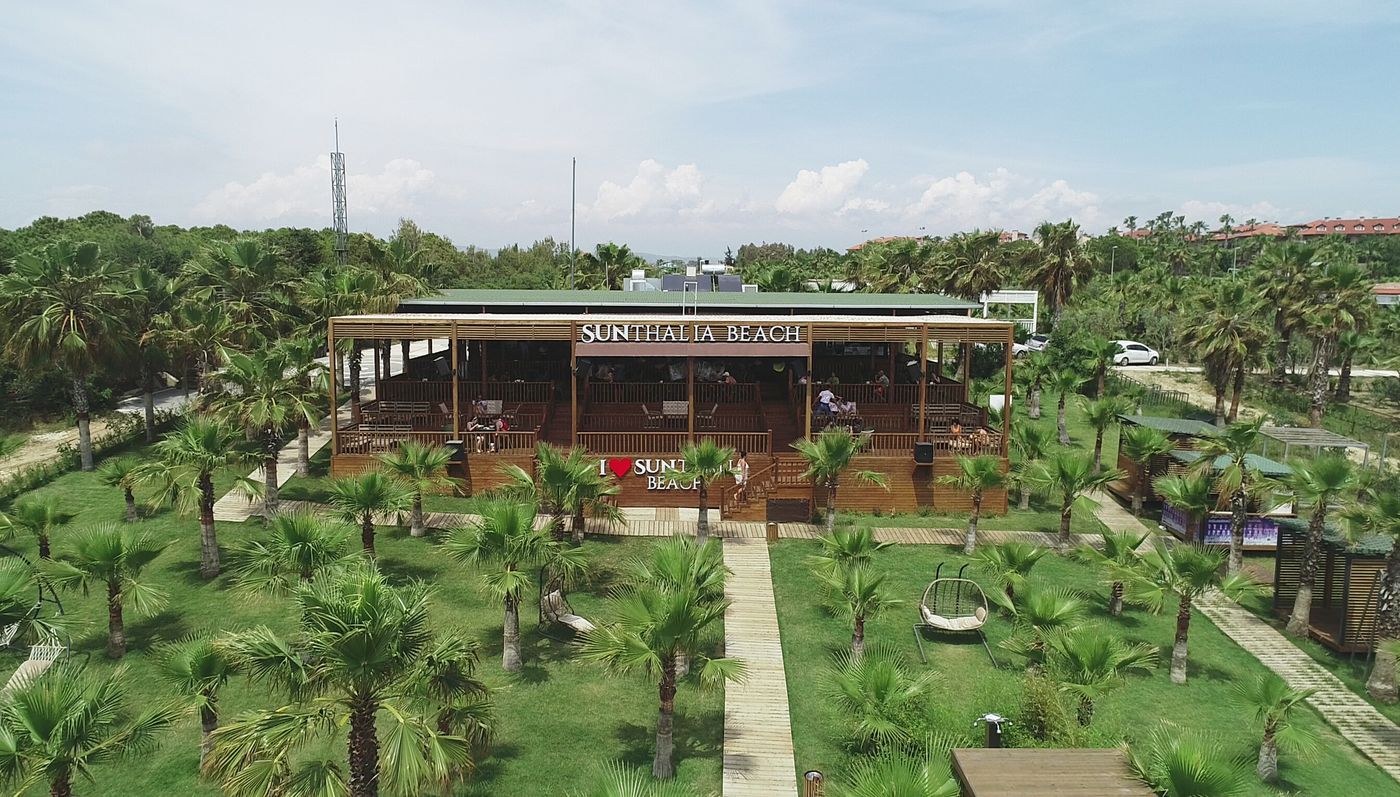 Palmiyeler arasında Sunthalia Beach binası