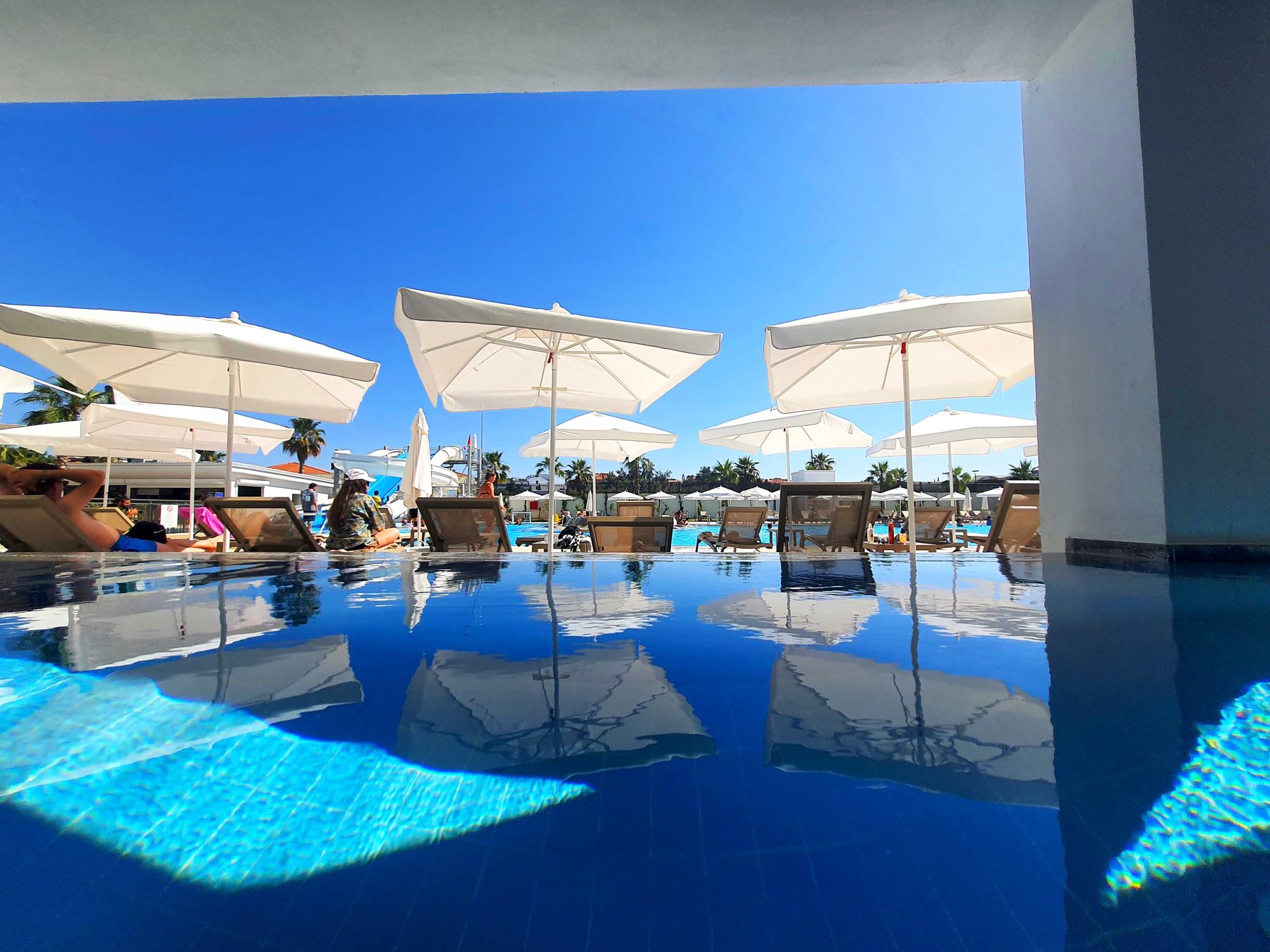 Swim-up odanın terasından ana havuz manzarası