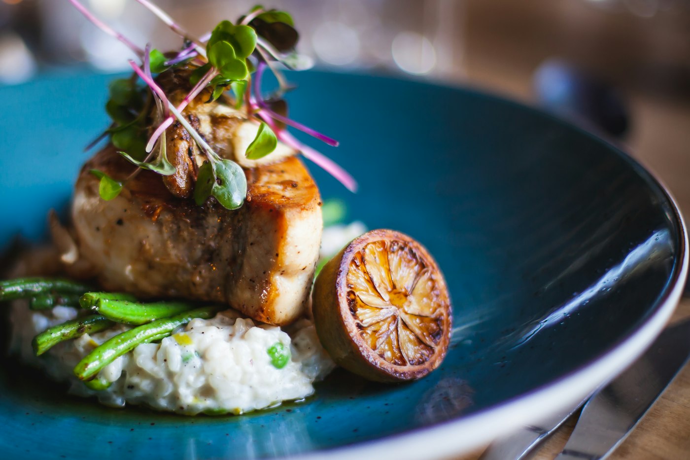 Mavi tabakta balık ve risotto